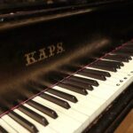 08.11.2021. Kielce. Przekazanie zabytkowego fortepianu dla szkoły muzycznej / Wiktor Taszłow / Radio Kielce