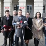 10.11.2021. Kielce. Konferencja radnych Prawa i Sprawiedliwości. Na zdjęciu (od lewej): Marian Kubik - radny Rady Miasta Kielce, Marcin Stępniewski - radny Rady Miasta Kielce, Tadeusz Kozior - radny Rady Miasta Kielce, Jarosław Karyś - przewodniczący Rady Miasta Kielce, Marianna Noworycka-Gniatkowska - radna Rady Miasta Kielce, Monika Słoniewska - radna Rady Miasta Kielce i Zdzisław Łakomiec - radny Rady Miasta Kielce / Wiktor Taszłow / Radio Kielce