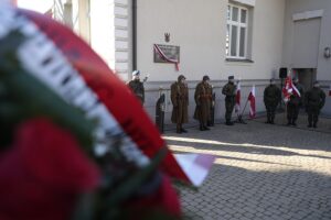 10.11.2021. Kielce. Odsłonięcie tablicy upamiętniającej generała Bolesława Roję / Wiktor Taszłow / Radio Kielce