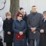 10.11.2021. Kielce. Odsłonięcie tablicy upamiętniającej generała Bolesława Roję. Na zdjęciu (od lewej): Danuta Żbikowska - założycielka Stowarzyszenia Rodzin i Sympatyków 2. Pułku Artylerii Lekkiej Legionów, Dorota Koczwańska-Kalita - naczelnik kieleckiej delegatury IPN, Maria Zuba - doradca wojewody świętokrzyskiego, Jarosław Bukowski - radny Rady Miasta Kielce, Bogdan Wenta - prezydent Kielc i Krzysztof Słoń - senator PiS / Wiktor Taszłow / Radio Kielce
