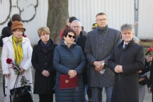 10.11.2021. Kielce. Odsłonięcie tablicy upamiętniającej generała Bolesława Roję. Na zdjęciu (od lewej): Danuta Żbikowska - założycielka Stowarzyszenia Rodzin i Sympatyków 2. Pułku Artylerii Lekkiej Legionów, Dorota Koczwańska-Kalita - naczelnik kieleckiej delegatury IPN, Maria Zuba - doradca wojewody świętokrzyskiego, Jarosław Bukowski - radny Rady Miasta Kielce, Bogdan Wenta - prezydent Kielc i Krzysztof Słoń - senator PiS / Wiktor Taszłow / Radio Kielce