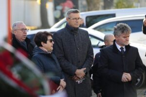 10.11.2021. Kielce. Odsłonięcie tablicy upamiętniającej generała Bolesława Roję. Na zdjęciu (od lewej): Jarosław Bukowski - radny Rady Miasta Kielce, Maria Zuba - doradca wojewody świętokrzyskiego, Bogdan Wenta - prezydent Kielc i Krzysztof Słoń - senator PiS / Wiktor Taszłow / Radio Kielce