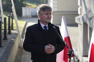 10.11.2021. Kielce. Odsłonięcie tablicy upamiętniającej generała Bolesława Roję. Na zdjęciu: Krzysztof Słoń - senator PiS / Wiktor Taszłow / Radio Kielce