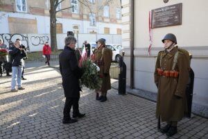 10.11.2021. Kielce. Odsłonięcie tablicy upamiętniającej generała Bolesława Roję. Na zdjęciu (w środku): Krzysztof Słoń - senator PiS / Wiktor Taszłow / Radio Kielce