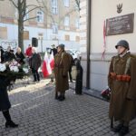 10.11.2021. Kielce. Odsłonięcie tablicy upamiętniającej generała Bolesława Roję. Na zdjęciu (po lewej): Maria Zuba - doradca wojewody świętokrzyskiego / Wiktor Taszłow / Radio Kielce
