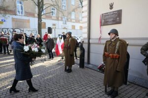 10.11.2021. Kielce. Odsłonięcie tablicy upamiętniającej generała Bolesława Roję. Na zdjęciu (po lewej): Maria Zuba - doradca wojewody świętokrzyskiego / Wiktor Taszłow / Radio Kielce