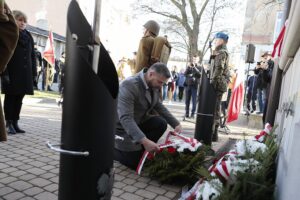 10.11.2021. Kielce. Odsłonięcie tablicy upamiętniającej generała Bolesława Roję. Na zdjęciu (w środku): Filip Musiał - dyrektor oddziału Instytutu Pamięci Narodowej w Krakowie / Wiktor Taszłow / Radio Kielce