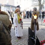 10.11.2021. Kielce. Odsłonięcie tablicy upamiętniającej generała Bolesława Roję. Na zdjęciu (w środku): Danuta Żbikowska - założycielka Stowarzyszenia Rodzin i Sympatyków 2. Pułku Artylerii Lekkiej Legionów / Wiktor Taszłow / Radio Kielce