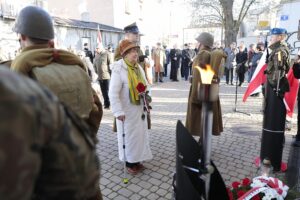 10.11.2021. Kielce. Odsłonięcie tablicy upamiętniającej generała Bolesława Roję. Na zdjęciu (w środku): Danuta Żbikowska - założycielka Stowarzyszenia Rodzin i Sympatyków 2. Pułku Artylerii Lekkiej Legionów / Wiktor Taszłow / Radio Kielce