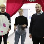 10.11.2021. Kielce. Konferencja w sprawie konkursu Animatusa na zrobienie lalki/formy teatralnej. Na zdjęciu (od lewej): Katarzyna Leks, Jakub Matys, Filip Jaśkiewicz - laureaci konkursu / Wiktor Taszłow / Radio Kielce