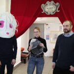 10.11.2021. Kielce. Konferencja w sprawie konkursu Animatusa na zrobienie lalki/formy teatralnej. Na zdjęciu (od lewej): Filip Jaśkiewicz, Katarzyna Leks, Jakub Matys - laureaci konkursu / Wiktor Taszłow / Radio Kielce