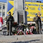 11.11.2021. Kielce. Złożenie kwiatów i wieńców przed Pomnikiem Niepodległości / Wiktor Taszłow / Radio Kielce