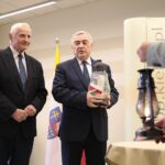 10.11.2021. Kielce. Przekazanie Ognia Niepodległości. Na zdjęciu (od lewej): Marek Jońca - członek zarządu województwa, Andrzej Bętkowski - marszałek województwa świętokrzyskiego / Wiktor Taszłow / Radio Kielce