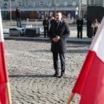 11.11.2021. Kielce. Złożenie kwiatów i wieńców przed Pomnikiem Niepodległości. Na zdjęciu: minister Michał Cieślak / Wiktor Taszłow / Radio Kielce