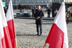 11.11.2021. Kielce. Złożenie kwiatów i wieńców przed Pomnikiem Niepodległości. Na zdjęciu: minister Michał Cieślak / Wiktor Taszłow / Radio Kielce