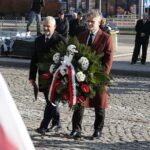 11.11.2021. Kielce. Złożenie kwiatów i wieńców przed Pomnikiem Niepodległości. Na zdjęciu (od lewej): Kazimierz Mądzik - świętokrzyski kurator oświaty i senator Krzysztof Słoń / Wiktor Taszłow / Radio Kielce