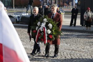 11.11.2021. Kielce. Złożenie kwiatów i wieńców przed Pomnikiem Niepodległości. Na zdjęciu (od lewej): Kazimierz Mądzik - świętokrzyski kurator oświaty i senator Krzysztof Słoń / Wiktor Taszłow / Radio Kielce