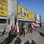 11.11.2021. Kielce. Złożenie kwiatów i wieńców przed Pomnikiem Niepodległości/ Na zdjęciu: senator Krzysztof Słoń / Wiktor Taszłow / Radio Kielce