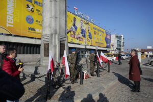 11.11.2021. Kielce. Złożenie kwiatów i wieńców przed Pomnikiem Niepodległości/ Na zdjęciu: senator Krzysztof Słoń / Wiktor Taszłow / Radio Kielce