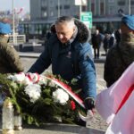 11.11.2021. Kielce. Złożenie kwiatów i wieńców przed Pomnikiem Niepodległości. Na zdjęciu: Zbigniew Koniusz - wojewoda świętokrzyski / Wiktor Taszłow / Radio Kielce