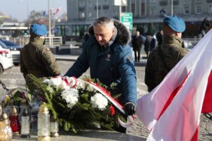 11.11.2021. Kielce. Złożenie kwiatów i wieńców przed Pomnikiem Niepodległości. Na zdjęciu: Zbigniew Koniusz - wojewoda świętokrzyski / Wiktor Taszłow / Radio Kielce