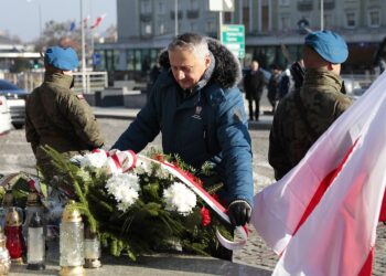 11.11.2021. Kielce. Złożenie kwiatów i wieńców przed Pomnikiem Niepodległości. Na zdjęciu: Zbigniew Koniusz - wojewoda świętokrzyski / Wiktor Taszłow / Radio Kielce