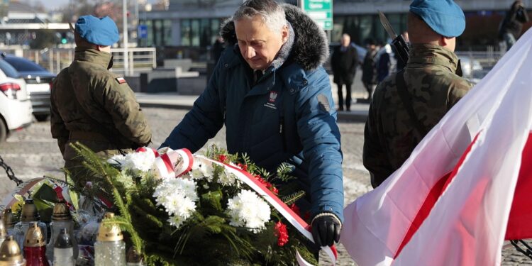 11.11.2021. Kielce. Złożenie kwiatów i wieńców przed Pomnikiem Niepodległości. Na zdjęciu: Zbigniew Koniusz - wojewoda świętokrzyski / Wiktor Taszłow / Radio Kielce