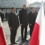 11.11.2021. Kielce. Złożenie kwiatów i wieńców przed Pomnikiem Niepodległości. Na zdjęciu (od lewej): Jarosław Karyś - przewodniczący Rady Miasta Kielce, Bogdan Wenta - prezydent Kielc, Szczepan Skorupski-  sekretarz miasta Kielce / Wiktor Taszłow / Radio Kielce