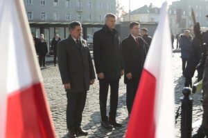 11.11.2021. Kielce. Złożenie kwiatów i wieńców przed Pomnikiem Niepodległości. Na zdjęciu (od lewej): Jarosław Karyś - przewodniczący Rady Miasta Kielce, Bogdan Wenta - prezydent Kielc, Szczepan Skorupski- sekretarz miasta Kielce / Wiktor Taszłow / Radio Kielce