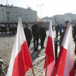 11.11.2021. Kielce. Złożenie kwiatów i wieńców przed Pomnikiem Niepodległości. Na zdjęciu (od lewej): Jarosław Karyś - przewodniczący Rady Miasta Kielce, Bogdan Wenta - prezydent Kielc, Szczepan Skorupski-  sekretarz miasta Kielce / Wiktor Taszłow / Radio Kielce