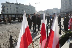 11.11.2021. Kielce. Złożenie kwiatów i wieńców przed Pomnikiem Niepodległości. Na zdjęciu (od lewej): Jarosław Karyś - przewodniczący Rady Miasta Kielce, Bogdan Wenta - prezydent Kielc, Szczepan Skorupski- sekretarz miasta Kielce / Wiktor Taszłow / Radio Kielce