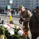 11.11.2021. Kielce. Złożenie kwiatów i wieńców przed Pomnikiem Niepodległości / Wiktor Taszłow / Radio Kielce