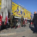 11.11.2021. Kielce. Złożenie kwiatów i wieńców przed Pomnikiem Niepodległości / Wiktor Taszłow / Radio Kielce