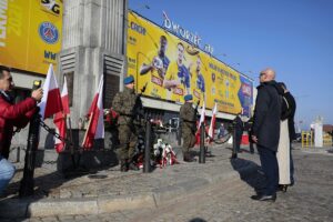 11.11.2021. Kielce. Złożenie kwiatów i wieńców przed Pomnikiem Niepodległości / Wiktor Taszłow / Radio Kielce