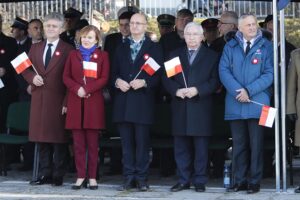 11.11.2021. Kielce. Obchody 103. rocznicy odzyskania przez Polskę niepodległości. Na zdjęciu (od lewej): senator Krzysztof Słoń, Anna Krupka - wiceminister sportu, Piotr Wawrzyk - wiceminister spraw zagranicznych, poseł Krzysztof Lipiec i Zbigniew Koniusz - wojewoda świętokrzyski / Wiktor Taszłow / Radio Kielce