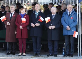 11.11.2021. Kielce. Obchody 103. rocznicy odzyskania przez Polskę niepodległości. Na zdjęciu (od lewej): senator Krzysztof Słoń, Anna Krupka - wiceminister sportu, Piotr Wawrzyk - wiceminister spraw zagranicznych, poseł Krzysztof Lipiec i Zbigniew Koniusz - wojewoda świętokrzyski / Wiktor Taszłow / Radio Kielce