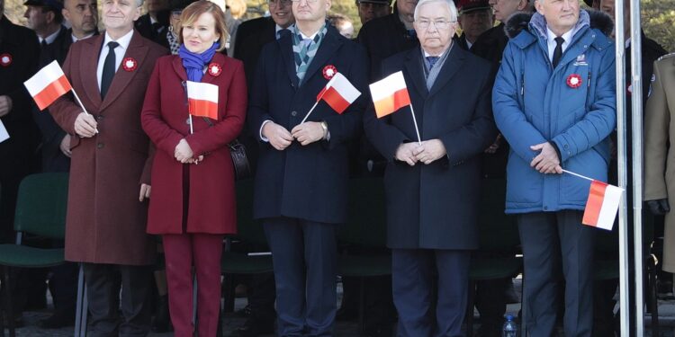 11.11.2021. Kielce. Obchody 103. rocznicy odzyskania przez Polskę niepodległości. Na zdjęciu (od lewej): senator Krzysztof Słoń, Anna Krupka - wiceminister sportu, Piotr Wawrzyk - wiceminister spraw zagranicznych, poseł Krzysztof Lipiec i Zbigniew Koniusz - wojewoda świętokrzyski / Wiktor Taszłow / Radio Kielce