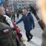 11.11.2021. Kielce. Obchody 103. rocznicy odzyskania przez Polskę niepodległości. Kwiaty składa Zbigniew Koniusz - wojewoda świętokrzyski / Wiktor Taszłow / Radio Kielce
