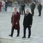 11.11.2021. Kielce. Obchody 103. rocznicy odzyskania przez Polskę niepodległości. Na zdjęciu (od lewej): Krzysztof Słoń - senator, Kazimierz Mądzik - świętokrzyski kurator oświaty / Wiktor Taszłow / Radio Kielce