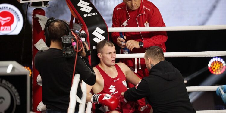 15.10.2021. Kielce. Suzuki Boxing Night 8.  Walka: Karol Pawlina (Polska) – Daniel Adamiec (Polska) / Wiktor Taszłow / Radio Kielce