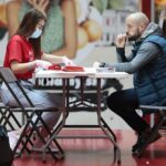 13.11.2021. Kielce, Galeria Echo. Akcja „Zdrowie pod kontrolą” / Wiktor Taszłow / Radio Kielce