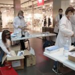 13.11.2021. Kielce, Galeria Echo. Akcja „Zdrowie pod kontrolą” / Wiktor Taszłow / Radio Kielce