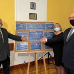 15.11.2021. Jędrzejów. Na zdjęciu (od lewej): Marek Mentel - przewodniczący rady powiatu jędrzejowskiego, Maria Barańska - wicestarosta jędrzejowski, Piotr Wawrzyk - wiceminister spraw zagranicznych / Paulina Michta / Radio Kielce