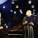 20.11.2021 Kielce. Zespół Państwowych Szkół Muzycznych. Koncert finalisty Konkursu Chopinowskiego Kamila Pacholca. Na zdjęciu (od lewej): Artur Jaroń - dyrektor Zespołu Państwowych Szkół Muzycznych w Kielcach, Renata Janik - wicemarszałek województwa świętokrzyskiego / Jarosław Kubalski / Radio Kielce