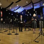 20.11.2021 Kielce. Zespół Państwowych Szkół Muzycznych. Koncert finalisty Konkursu Chopinowskiego Kamila Pacholca. Na zdjęciu (od lewej): Kamil Pacholec, Artur Jaroń - dyrektor Zespołu Państwowych Szkół Muzycznych w Kielcach, Renata Janik - wicemarszałek województwa świętokrzyskiego / Jarosław Kubalski / Radio Kielce