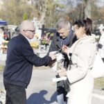 01.11.2021 Kielce. Wszystkich Świętych. Kwesta na cmentarzach. Kwestuje prezydent Kielc Bogdan Wenta z żoną Iwoną / Jarosław Kubalski / Radio Kielce