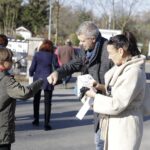 01.11.2021 Kielce. Wszystkich Świętych. Kwesta na cmentarzach. Kwestuje prezydent Kielc Bogdan Wenta z żoną Iwoną / Jarosław Kubalski / Radio Kielce