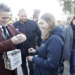 01.11.2021 Kielce. Wszystkich Świętych. Kwesta na cmentarzach. Kwestuje senator Krzysztof Słoń / Jarosław Kubalski / Radio Kielce