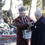 01.11.2021 Kielce. Wszystkich Świętych. Kwesta na cmentarzach. Kwestuje senator Krzysztof Słoń / Jarosław Kubalski / Radio Kielce