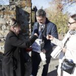 01.11.2021 Kielce. Wszystkich Świętych. Kwesta na cmentarzach. Kwestują przewodniczący rady miasta Jarosław Karyś i radna Marianna Noworycka-Gniatkowska / Jarosław Kubalski / Radio Kielce